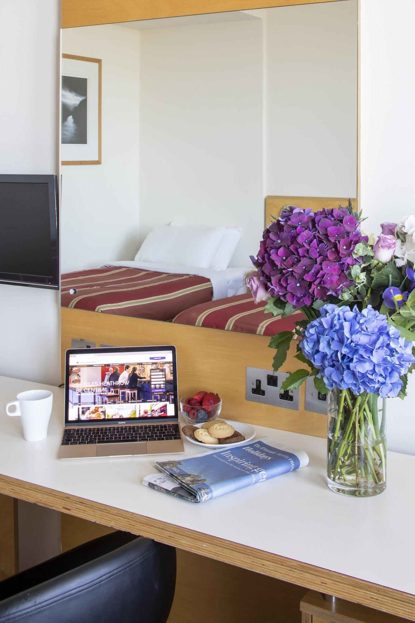 St Giles Heathrow - A St Giles Hotel Feltham Екстериор снимка