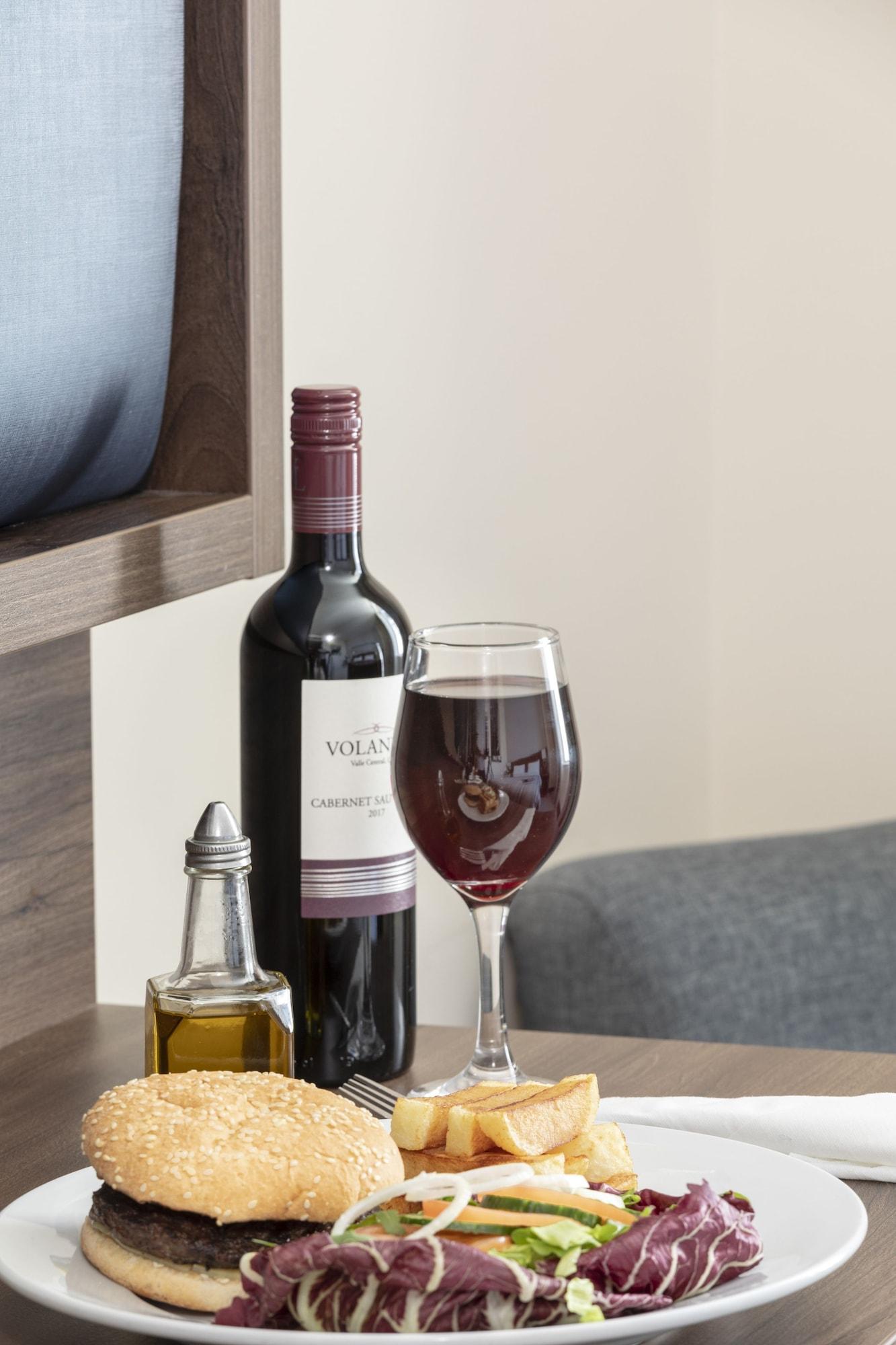 St Giles Heathrow - A St Giles Hotel Feltham Екстериор снимка
