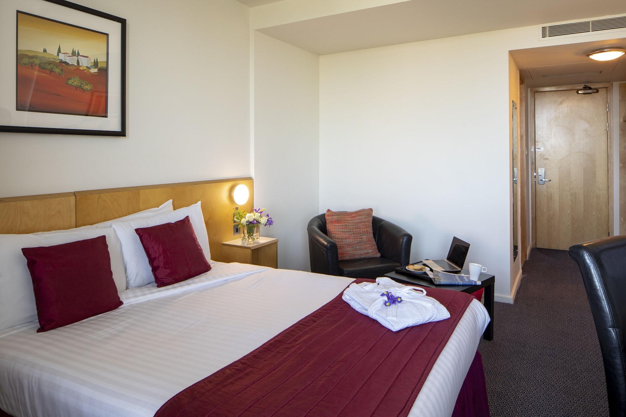 St Giles Heathrow - A St Giles Hotel Feltham Екстериор снимка