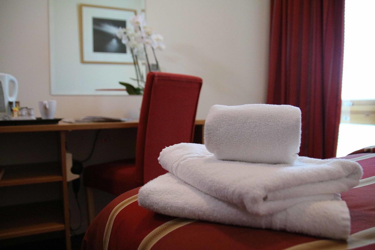 St Giles Heathrow - A St Giles Hotel Feltham Екстериор снимка