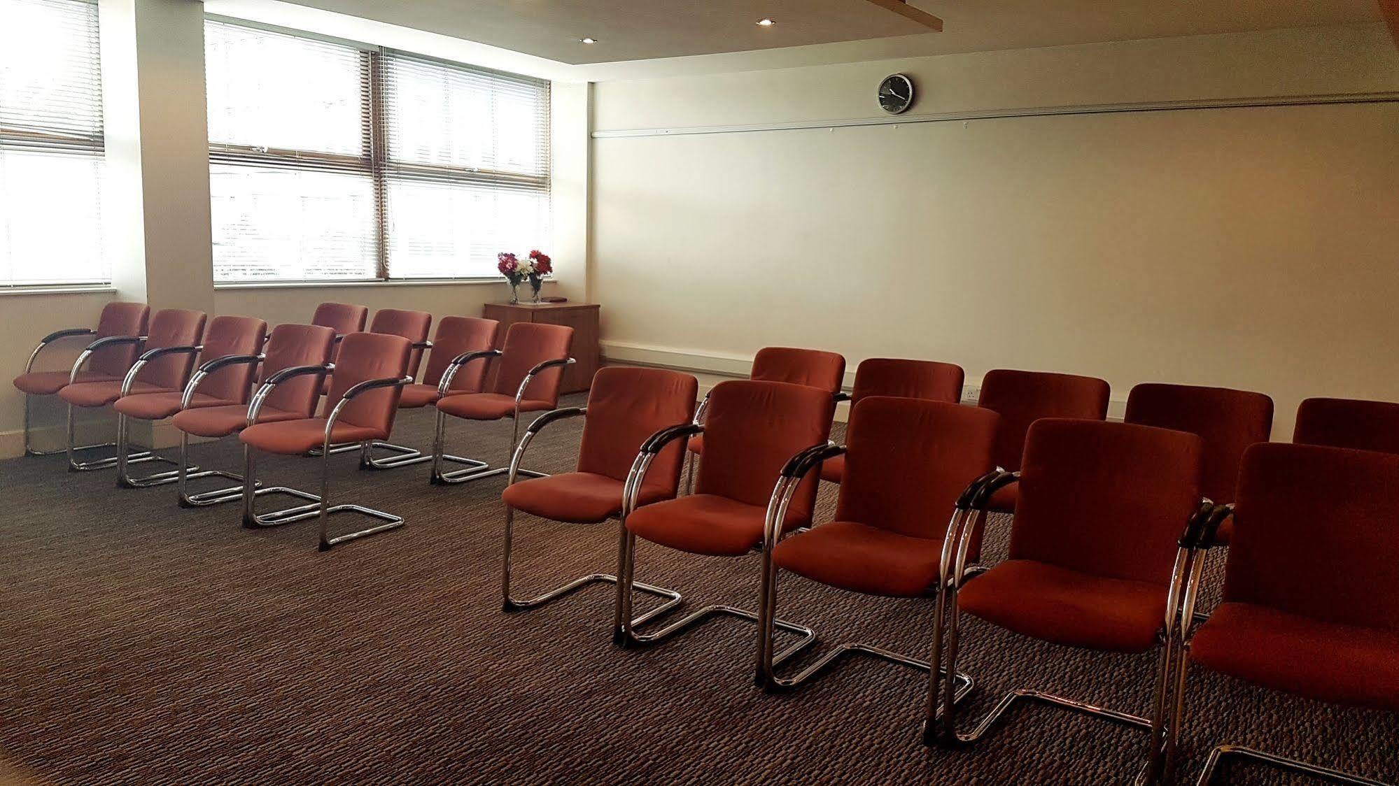 St Giles Heathrow - A St Giles Hotel Feltham Екстериор снимка