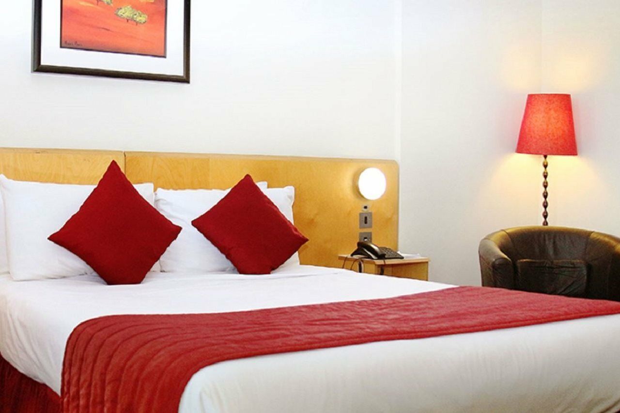 St Giles Heathrow - A St Giles Hotel Feltham Екстериор снимка